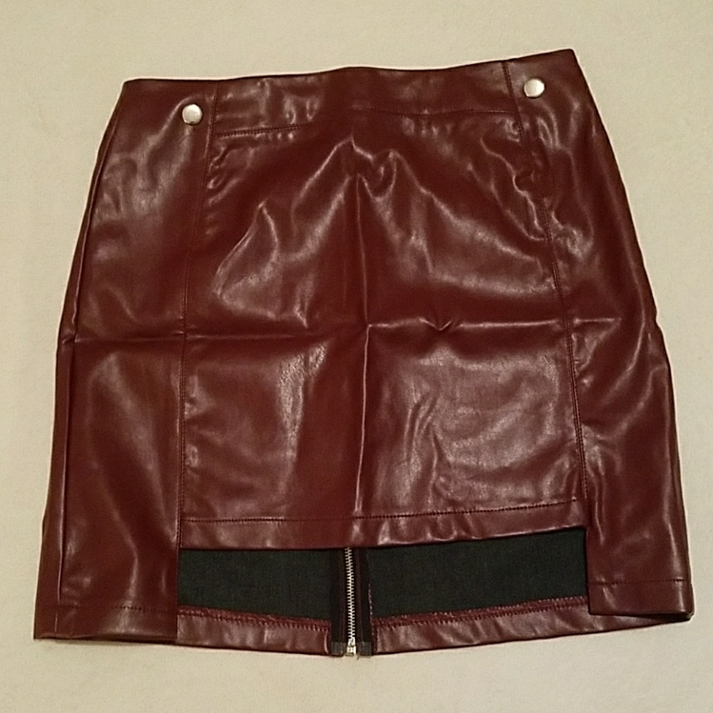 Maroon skirt. Faux leather.